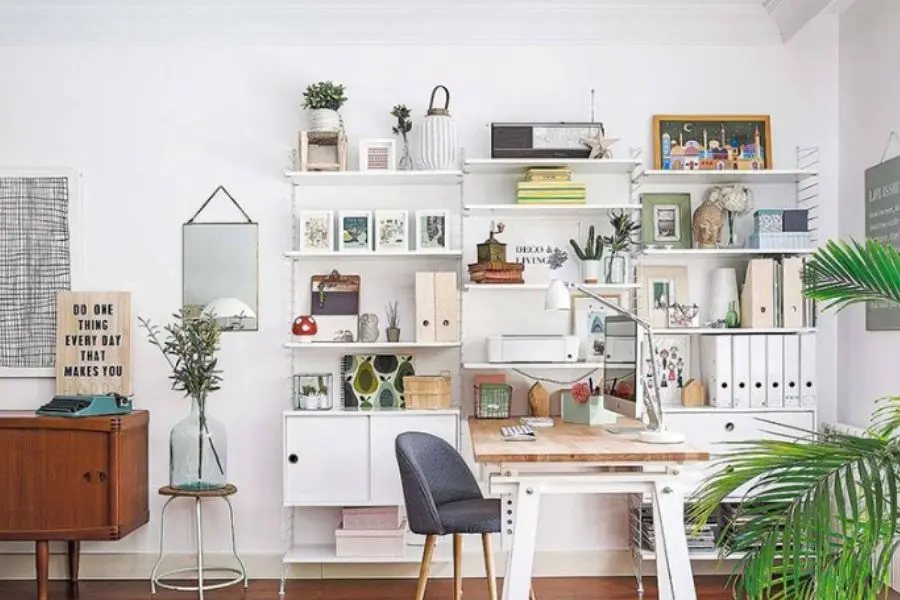 Trang trí bàn học ấn tượng, thuận mắt cho không gian.