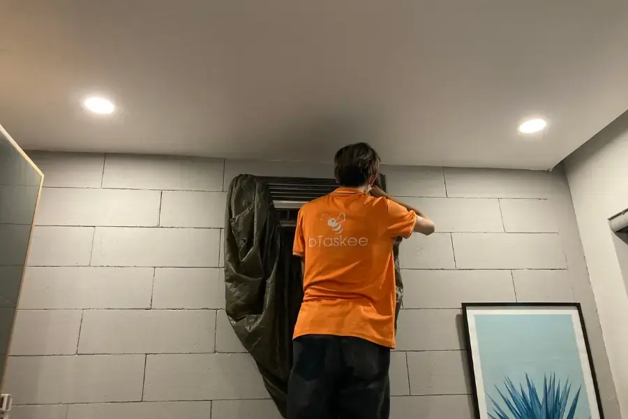 Tasker vệ sinh máy lạnh của bTaskee có tay nghề cao, am hiểu điện lạnh.