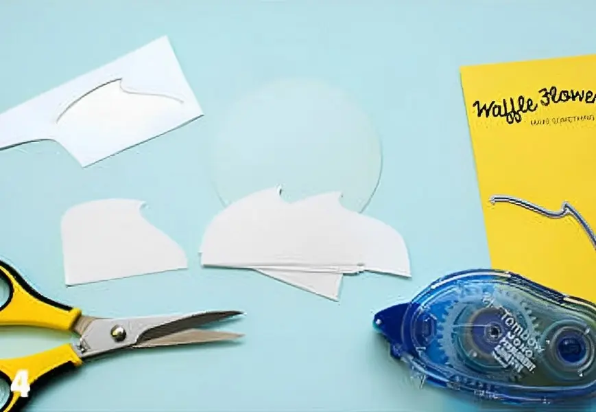 Cắt một phần hình tròn xanh có kích thước lớn hơn