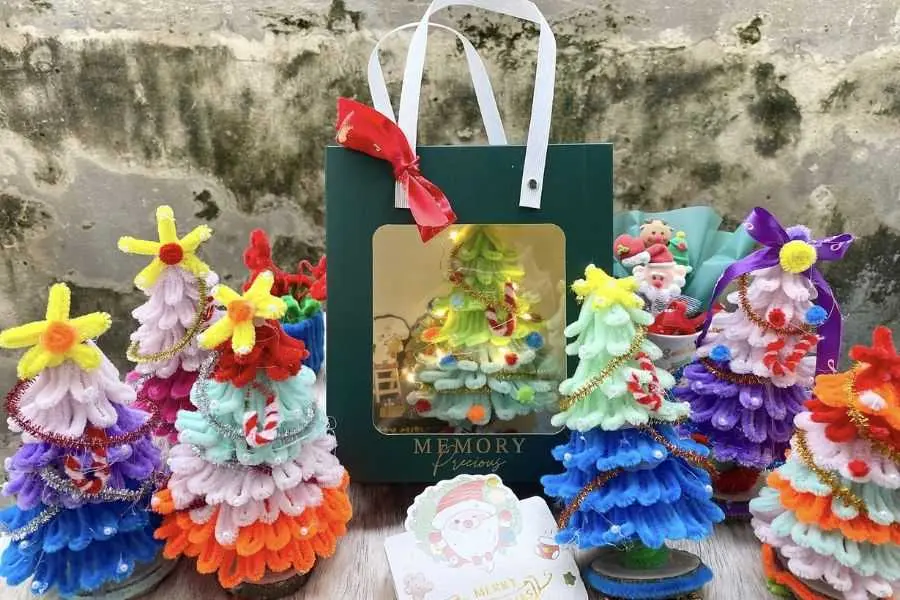 Mua thêm túi đựng để làm món quà cây thông Noel dành tặng mọi người.