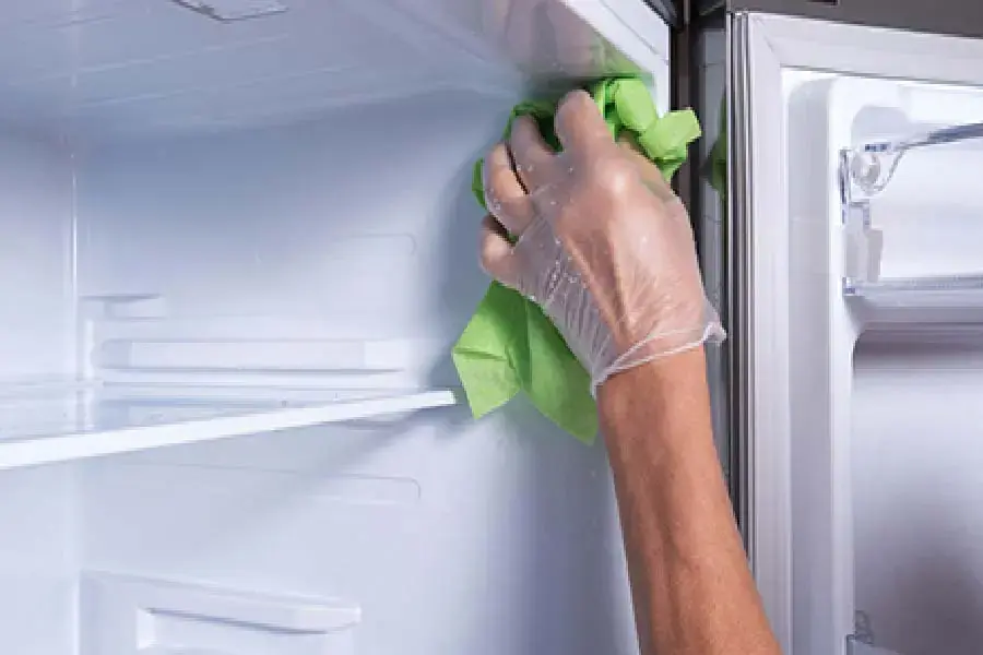Lau ngăn đông tủ lạnh và để khô hoàn toàn giúp ta tránh hiện tượng hỏng hóc tủ (Nguồn: Static.com)