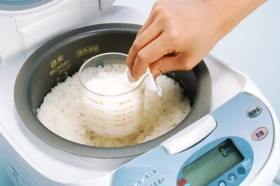 Nấu cơm nát cho bé bằng nồi cơm điện
