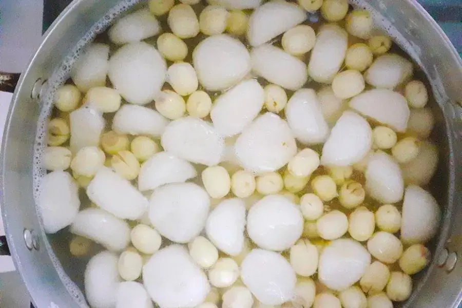 Luộc hạt sen cùng với củ năng