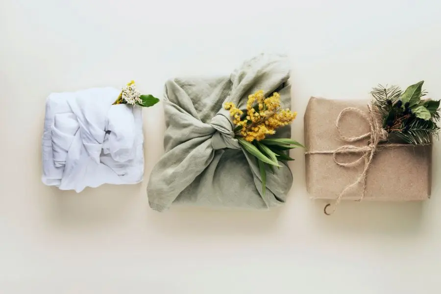 Gợi ý mẫu hộp quà Noel gói bằng khăn độc đáo, bình dị.