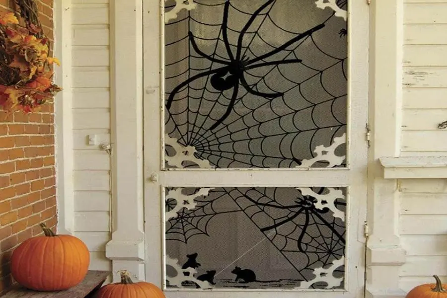 Tự vẽ trang trí những hình thù ghê rợn, ma mị cho Halloween trên cửa nhà.