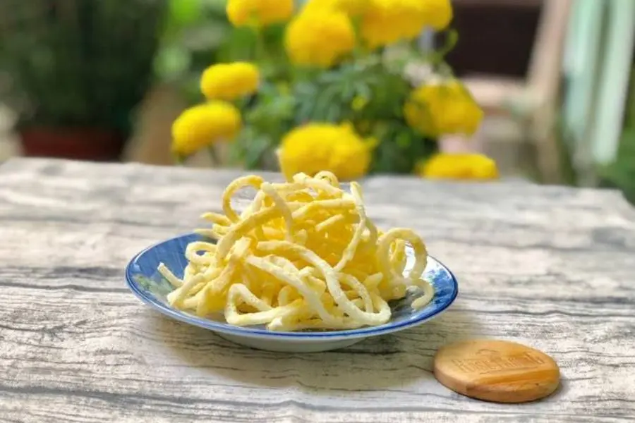 Mứt dừa chanh dây là sự kết hợp thú vị giữa món mứt truyền thống và vị chua thanh của chanh dây.