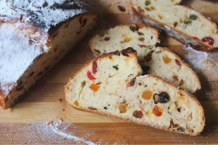Bánh Christstollen là một loại bánh mì nhân ngọt.