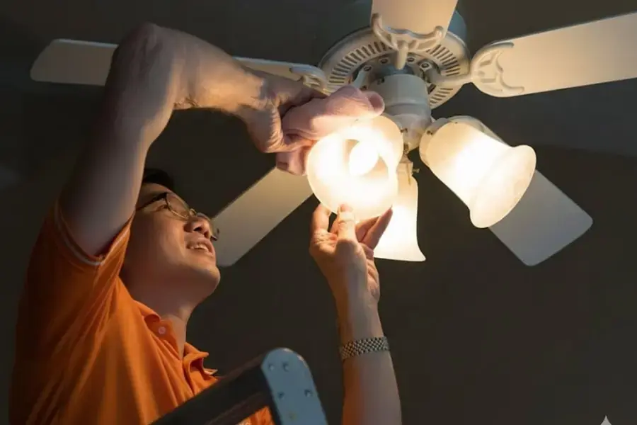 Kiểm tra và vệ sinh ốp đền của quạt (nếu có).
