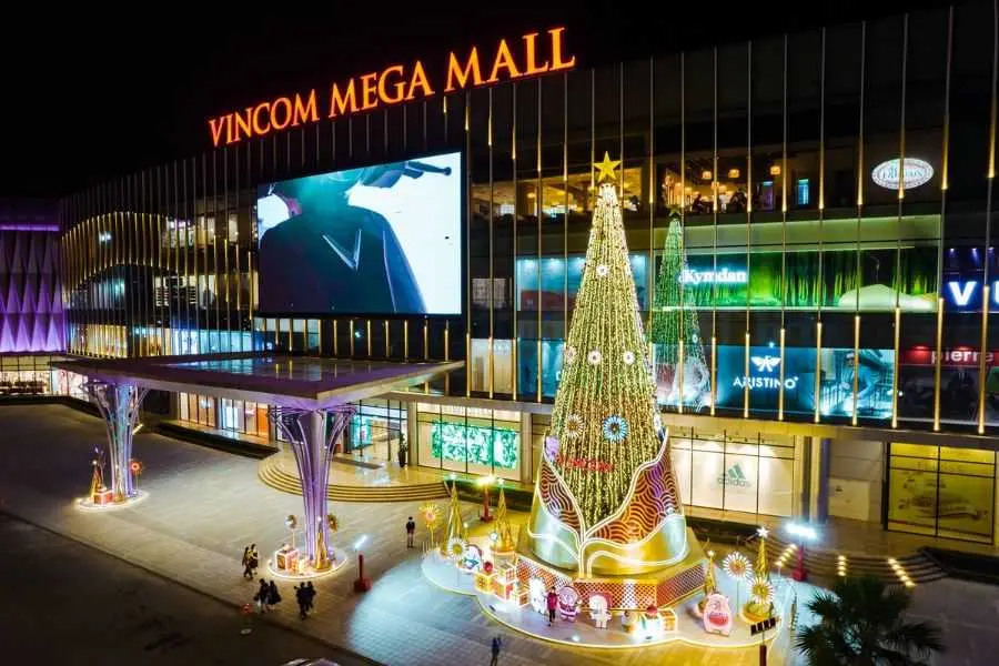 Rủ bạn bè đến cùng check-in với cây thông Noel siêu đẹp ở Vincom thôi nào.
