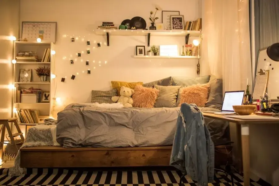 Đèn LED trang trí cũng là món phụ kiện làm nổi bật phong cách này