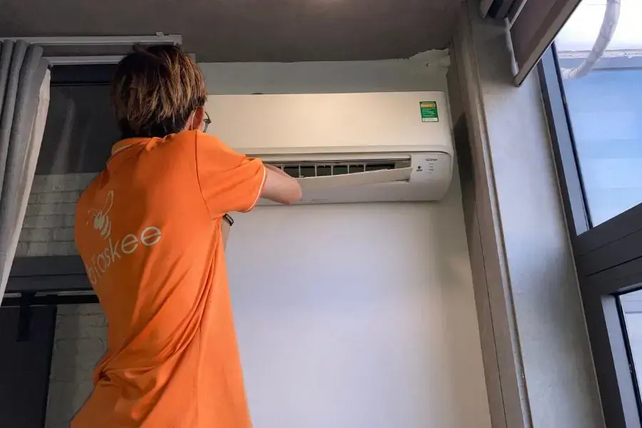 Tasker bTaskee đang thực hiện vệ sinh máy lạnh chuyên nghiệp.