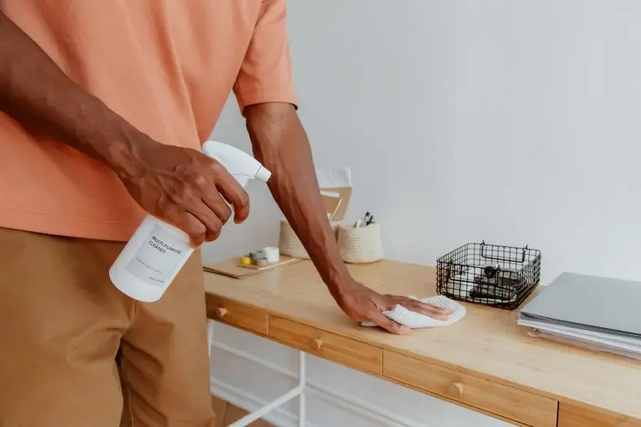 Dọn dẹp sạch bụi bẩn khỏi bàn làm việc