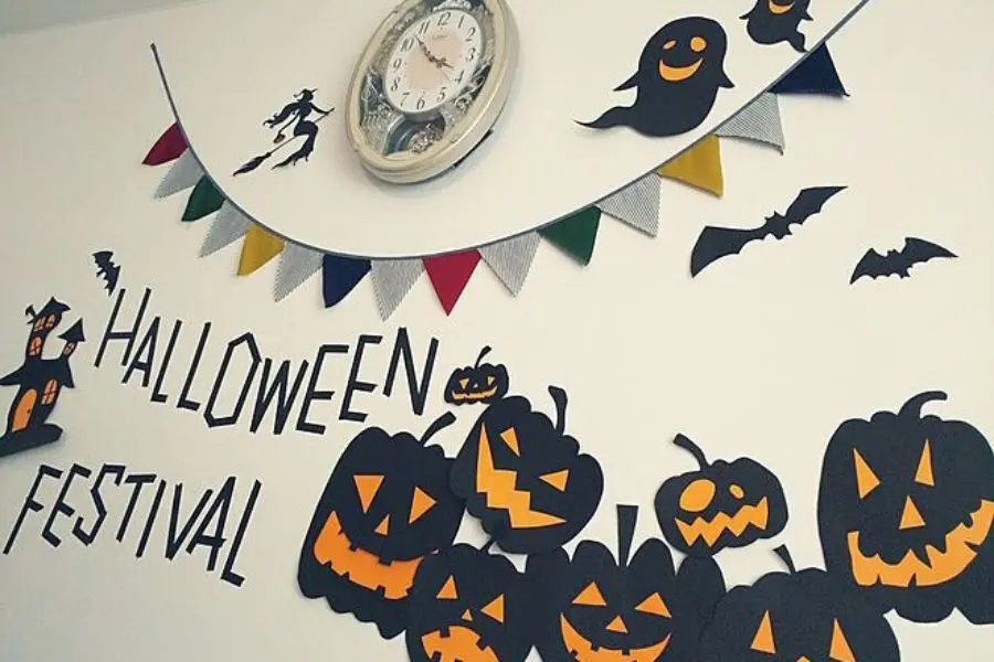 Trang trí Halloween mầm non bằng decal dán tường.