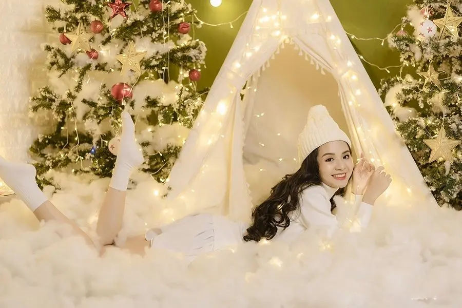 Chụp ảnh Noel với dáng nằm cùng đèn led lấp lánh.