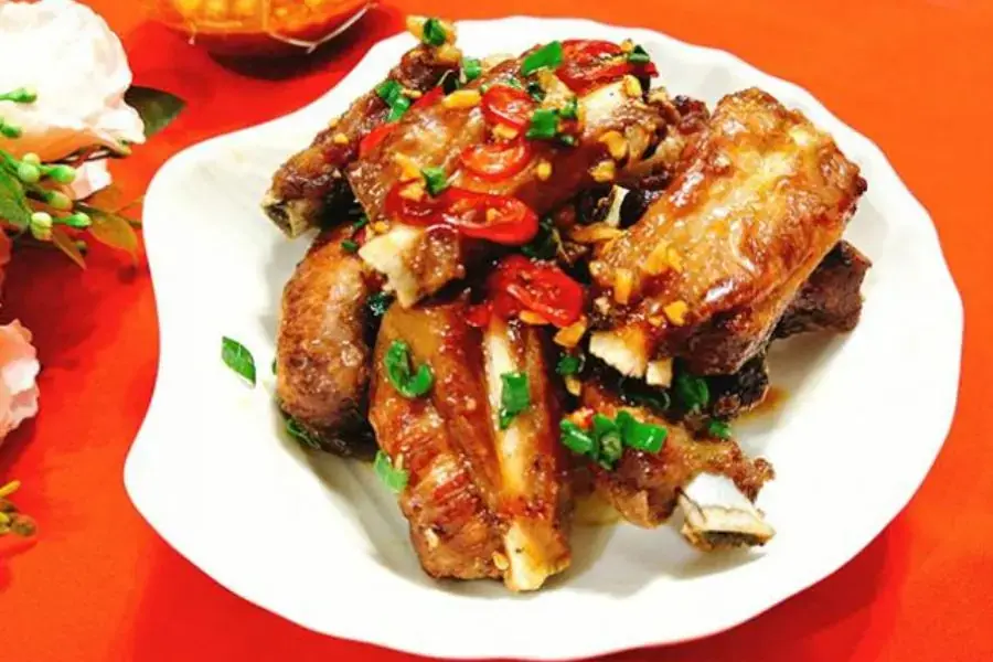 Sườn chiên mắm tỏi vừa dễ chế biến vừa tiết kiệm chi phí 