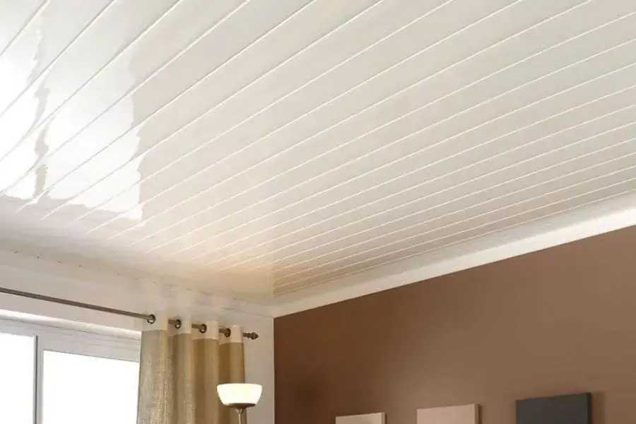 Trần nhựa có giá thành rẻ và khả năng chống nóng khá tốt.