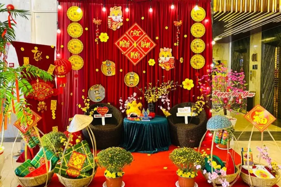 Trang trí tiểu cảnh Tết rực rỡ.