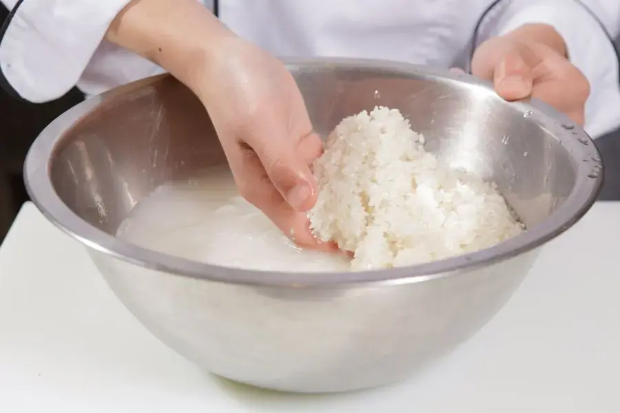 Nên sử dụng nước trắng để nấu cơm thay vì nước luộc gà hay thêm dầu ăn