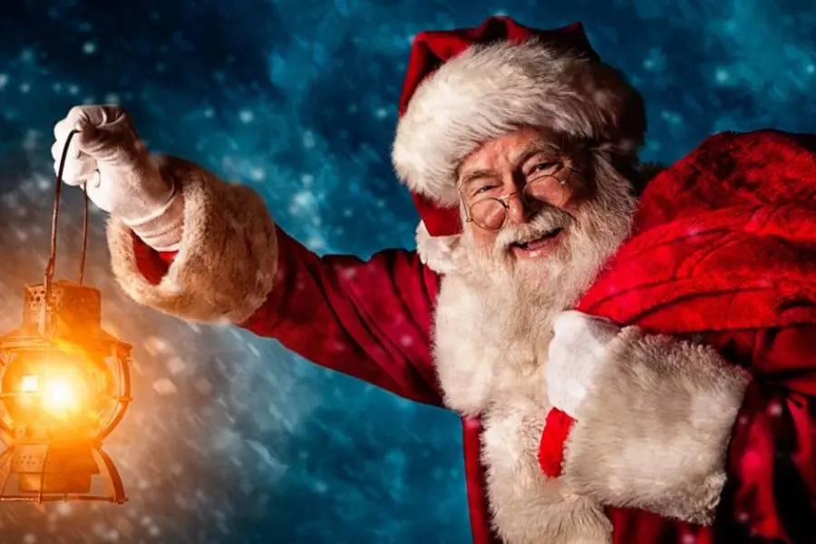 Trang phục gam màu đỏ nổi bật gắn liền với hình ảnh Ông già Noel.