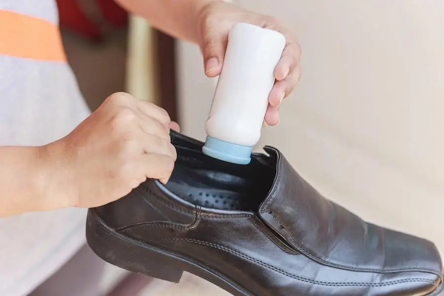 làm giãn giày bằng thuốc xịt chuyên dụng