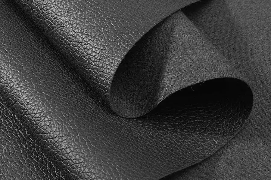 Simili gồm lớp lót polyester dệt và lớp PVC
