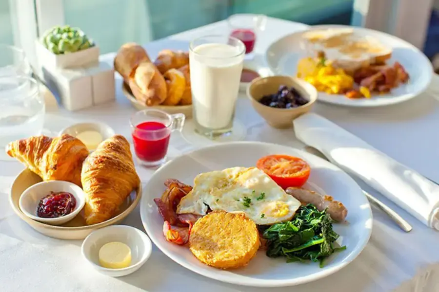 Bữa sáng dinh dưỡng với bánh mì nướng và trứng ốp la