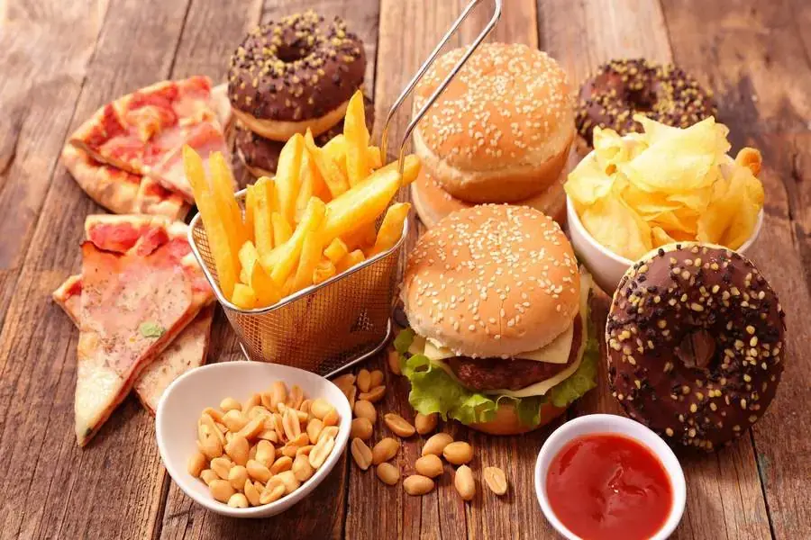Không nên để trẻ ăn quá nhiều đồ ăn nhanh 