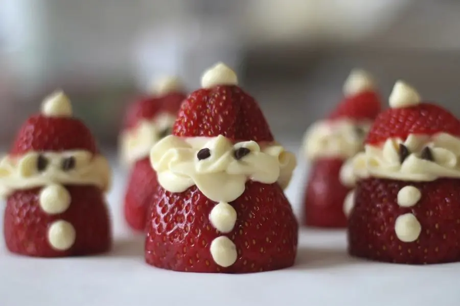 Trang trí món ăn Noel với trái dâu tây tạo hình Ông già Noel.
