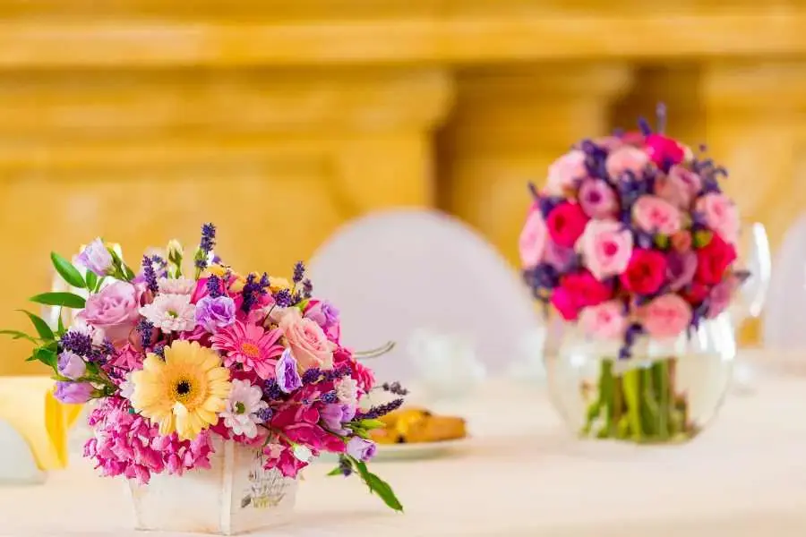 Kiểu bình cắm hoa nhỏ và đơn giản cho không gian.