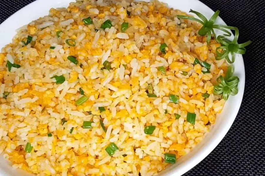 Cơm chiên trứng nóng hổi thơm ngon