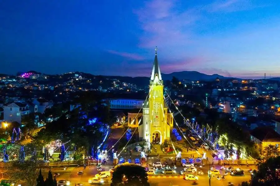 Đà Lạt khi lên đèn đón Giáng Sinh.
