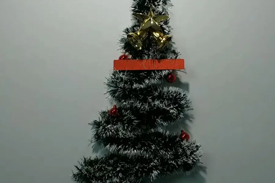 Tác phẩm cây thông noel trang trí bằng dây kim tuyến trên tường tuyệt đẹp