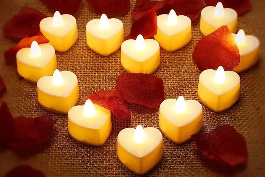 Sử dụng nến tealing để không gian bữa tiệc thêm lãng mạn