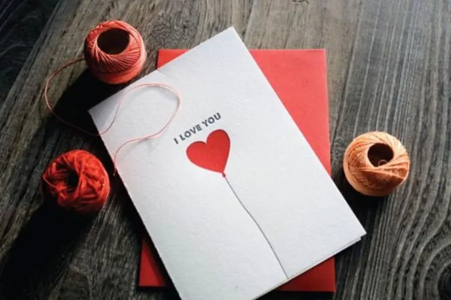 Thiệp handmade là món quà 20/10 thể hiện được sự chân thành cực thuyết phục.