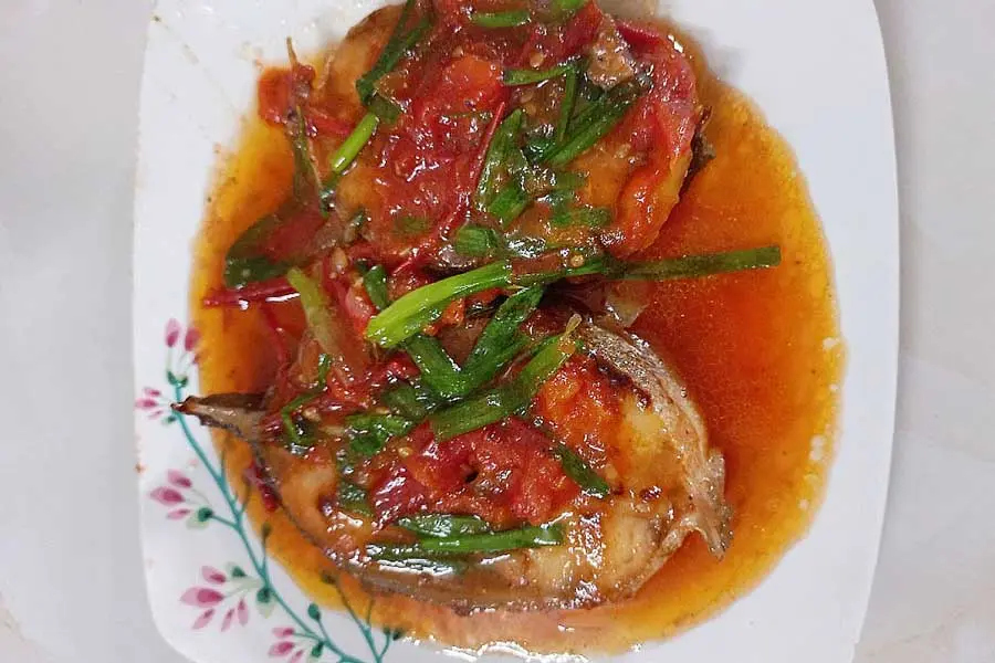 Cá bớp kho cà chua có màu sắc rất đẹp mắt