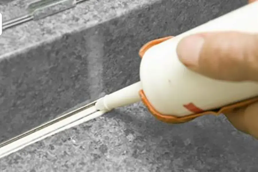Tháo keo silicon trên đá Granite