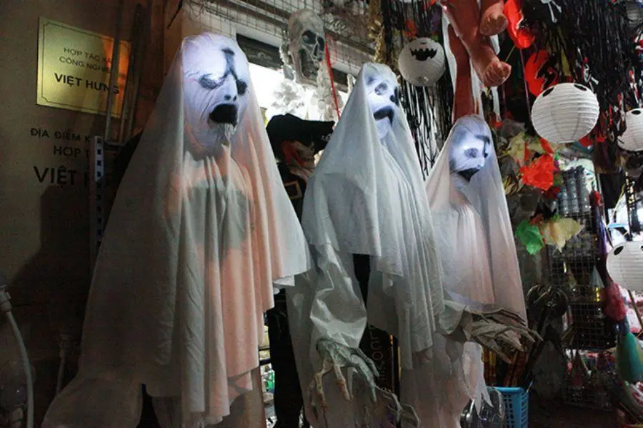Mô hình phù thủy trắng trang trí halloween kinh dị.