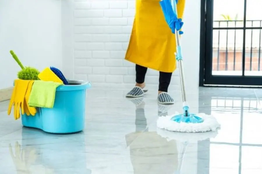 Mang chổi và cây lau nhà về nhà mới giúp thanh tẩy không gian.