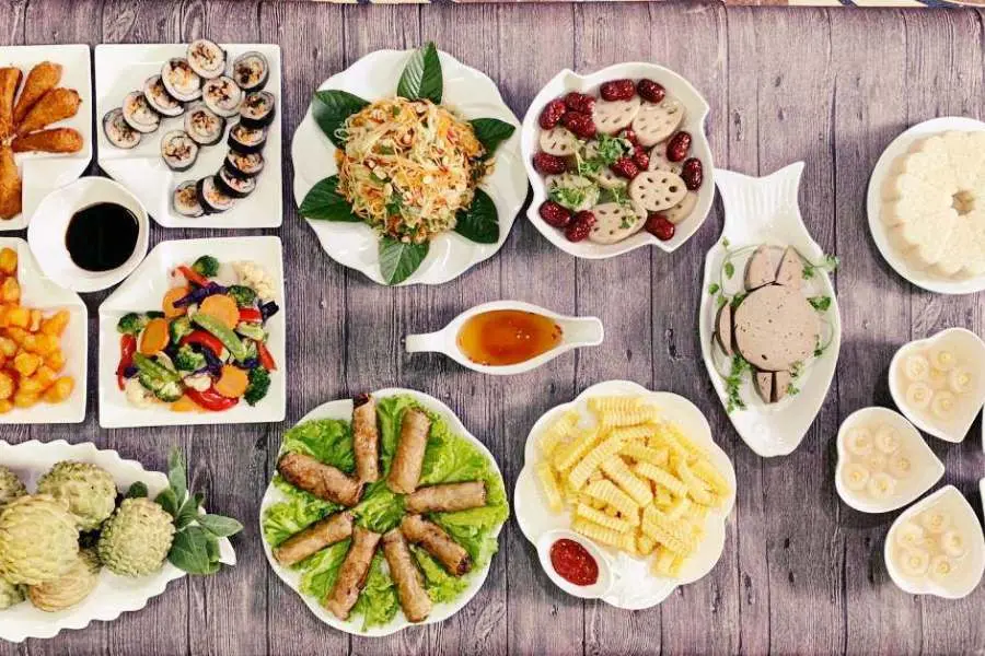 Các món chả và trái cây kết hợp đa dạng trong mâm cúng Rằm miền Trung.