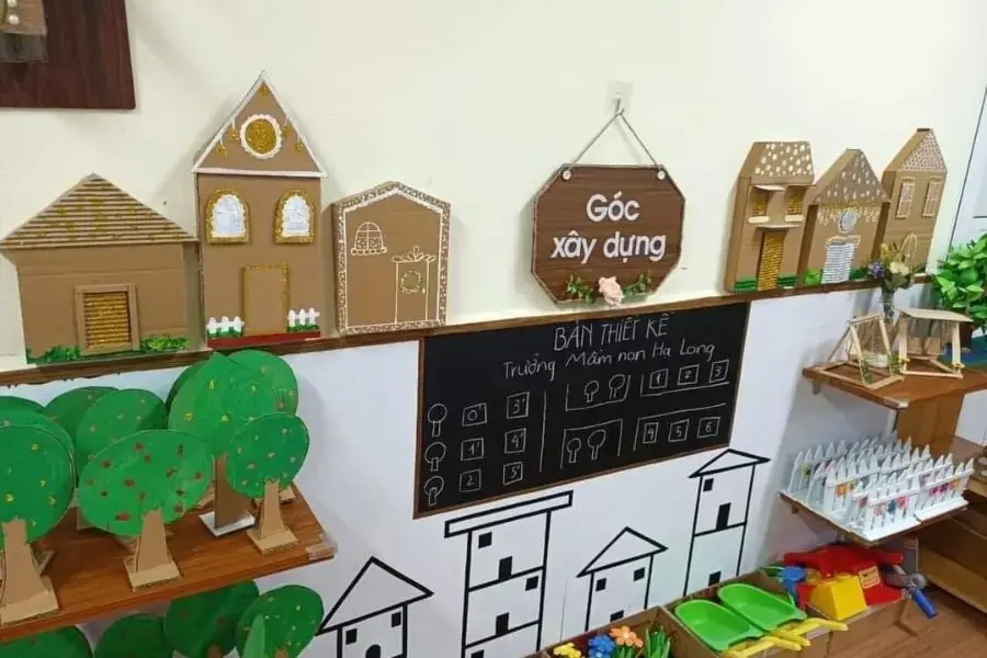 Mẫu góc tái chế sử dụng nhiều vật dụng tái chế, thân thiện với môi trường