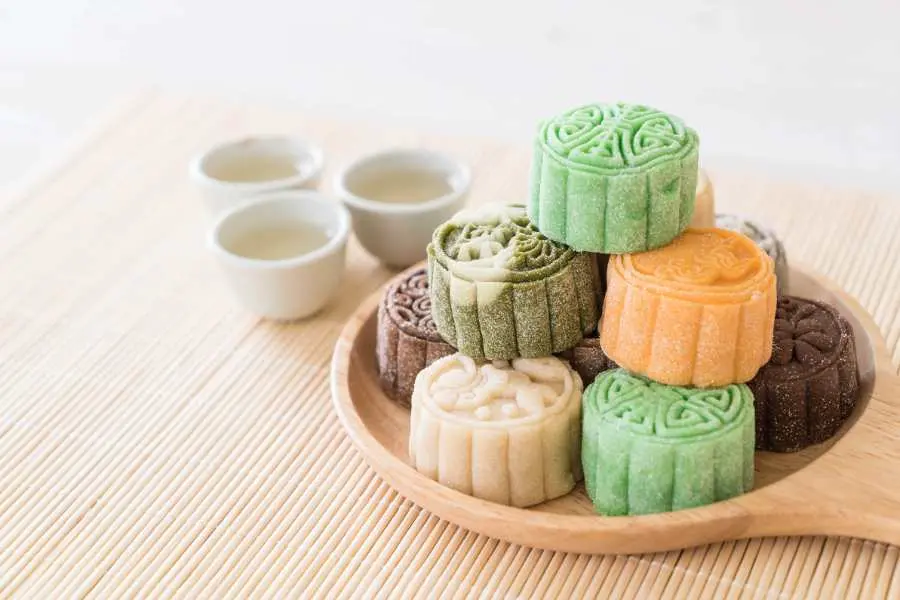 Bánh trung thu dẻo nhân thập cẩm có sự hòa hợp giữa các nguyên liệu.