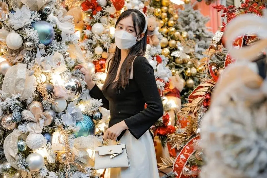 Phố hàng Mã xinh lung linh là địa điểm chụp ảnh Noel được nhiều bạn trẻ yêu thích.