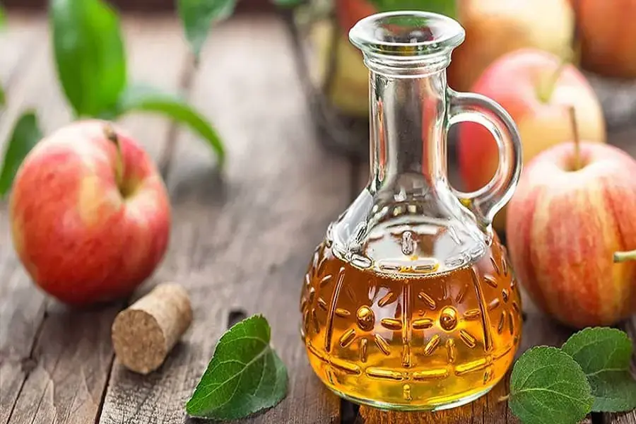 Giấm táo chứa một lượng lớn các chất Axit malic và lactic giúp trị mụn cóc hiệu quả.