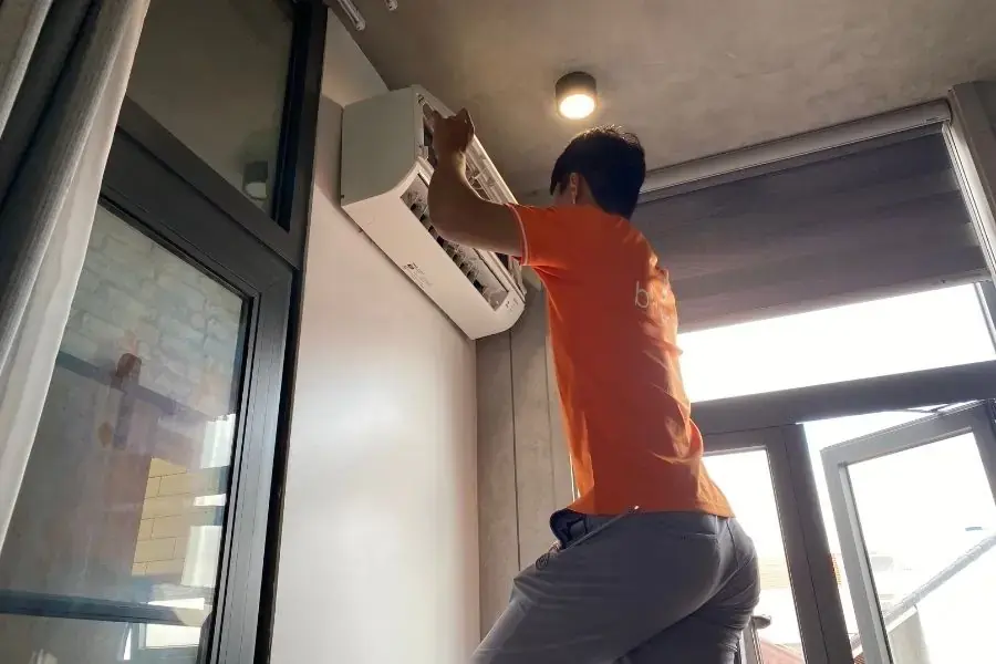 Lắp ráp các bộ phận và kiểm tra hoạt động của điều hoà.