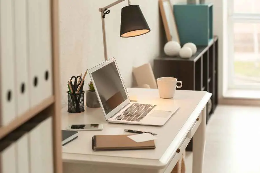 Xem xét về không gian trước khi lựa chọn mẫu bàn làm việc hợp lý.