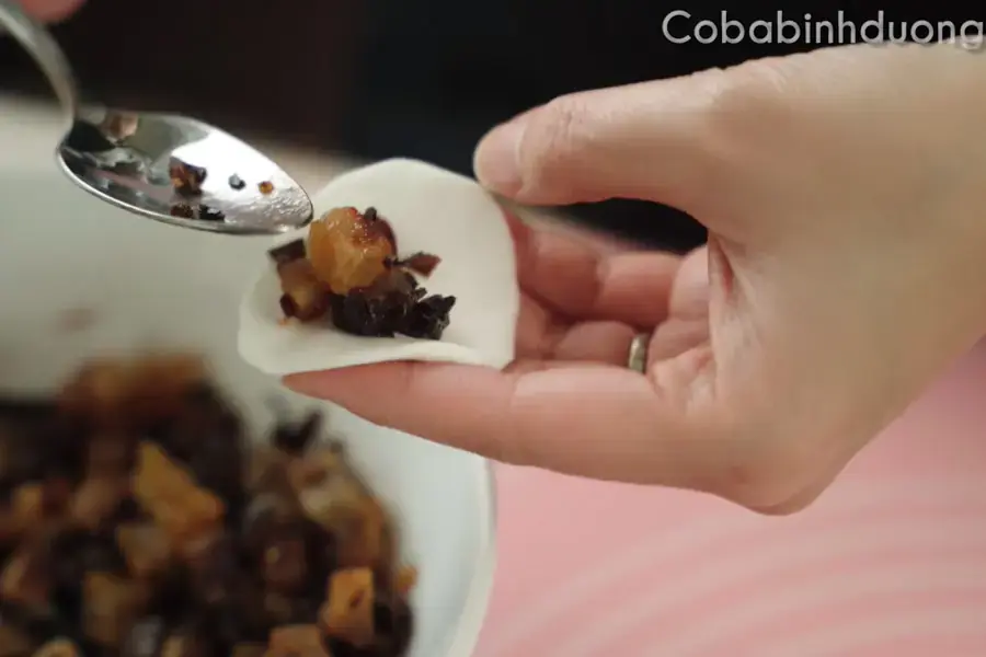 Làm bánh bột lọc nhân thịt heo quay