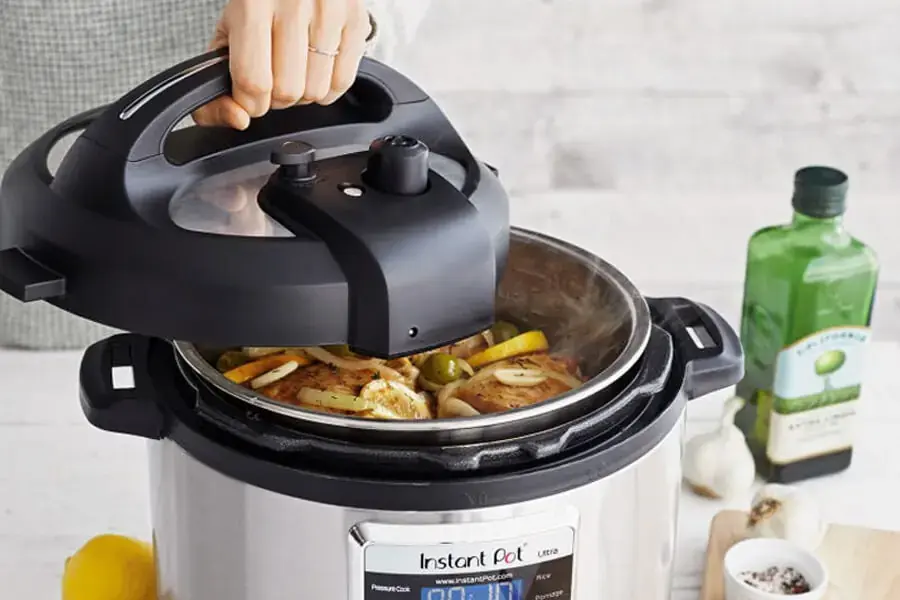 Đợi khi hơi đã thoát ra hết thì mở nắp nồi mới thực sự an toàn (nguồn: Best In Singapore)