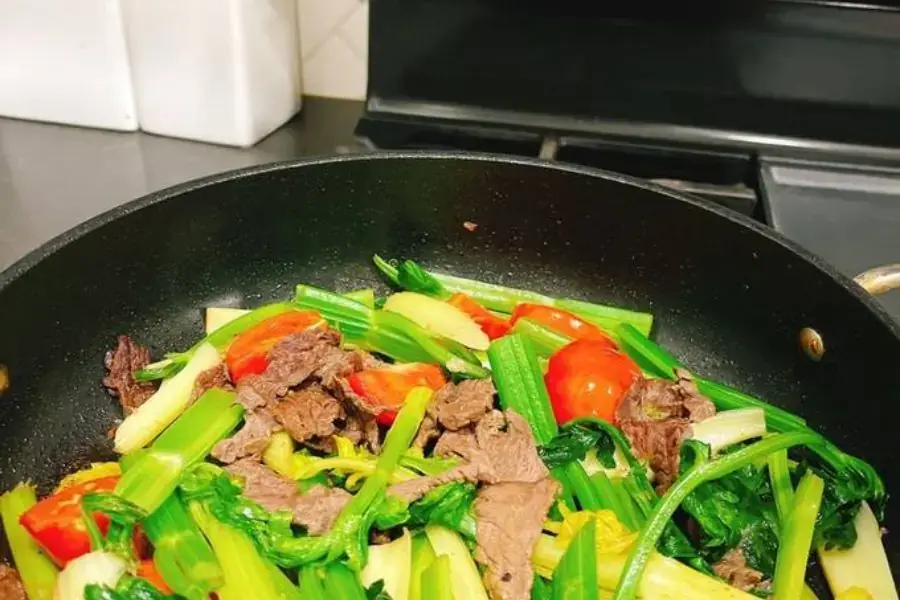 Cần tây có mùi thơm đặc trưng kết hợp với thịt bò quả là 1 món ăn tuyệt vời