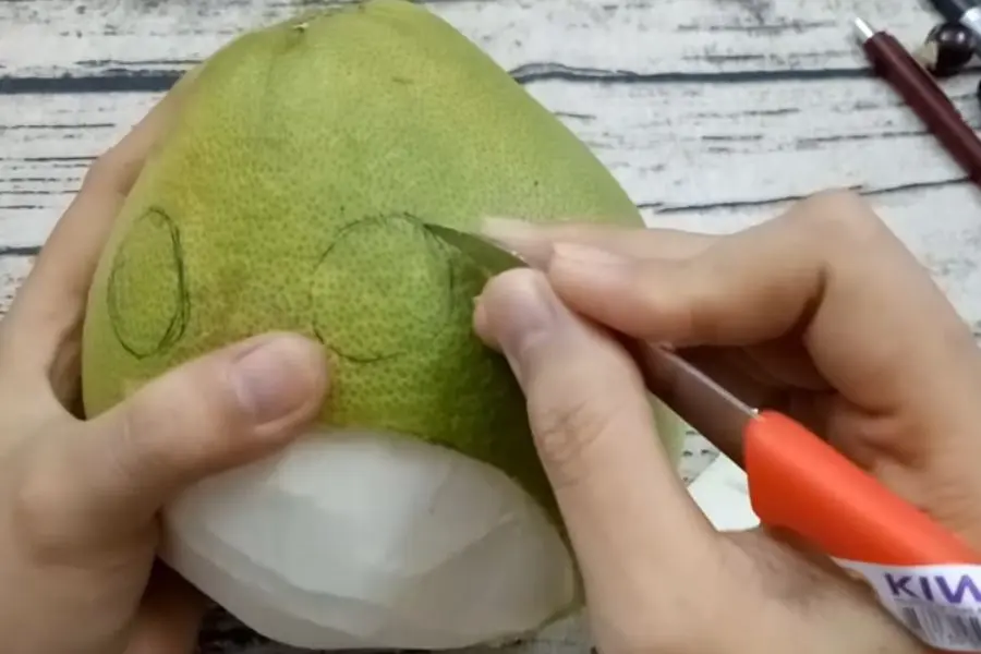 Vẽ hai mắt và bụng của chú chuột.