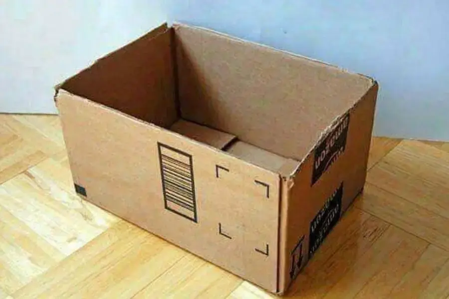 Chuẩn bị bìa cát tông làm giỏ đựng đồ trang trí.